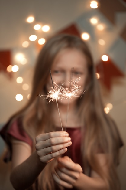 La ragazza tiene le luci del Bengala - buon natale e buone feste