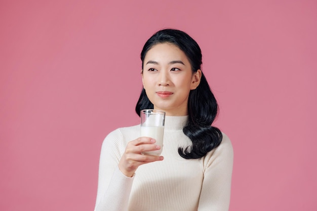 La ragazza tiene un bicchiere di latte