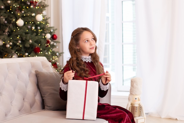 La ragazza tiene un regalo di Natale