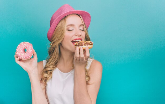 la ragazza tiene una ciambella rosa