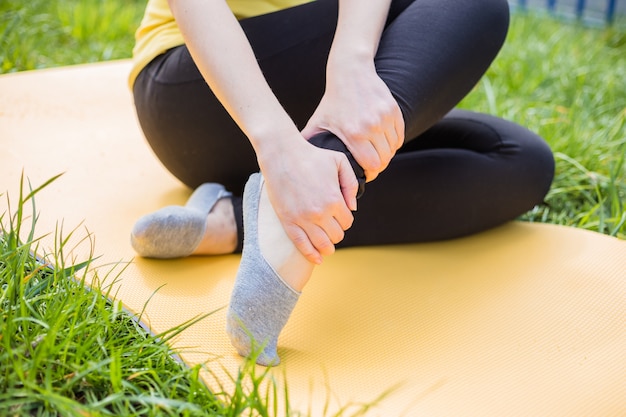 La ragazza tirò un muscolo. Dolore alle gambe, ai legamenti.