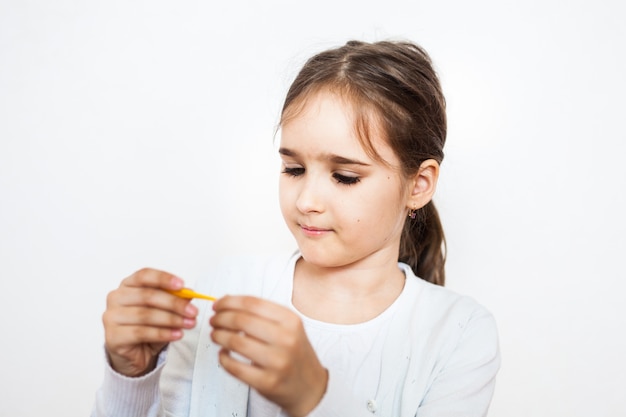 La ragazza tratta i suoi giocattoli preferiti, il gesso, il dottore, i giochi durante l'infanzia, la stanza dei bambini