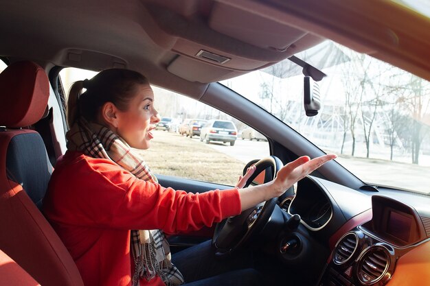 La ragazza urla al volante della macchina