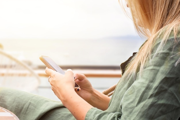 La ragazza usa il telefono in un bar