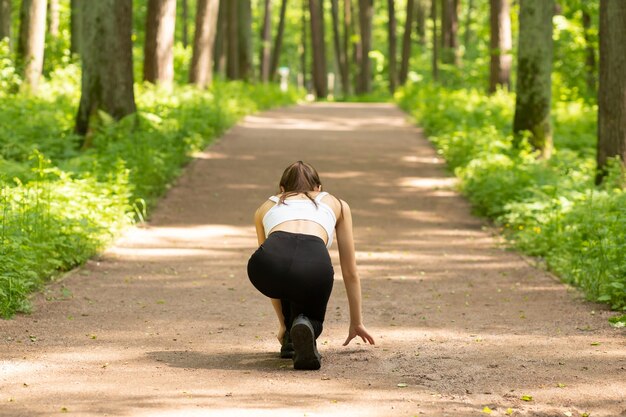 La ragazza va a correre nel parco