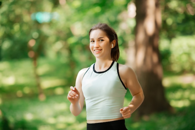 La ragazza va per gli sport nel parco d'Europa