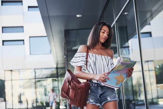 La ragazza viaggia con uno zaino per le città d'Europa