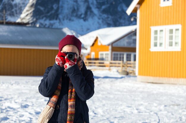 La ragazza viaggia per le isole Lofoten e scatta foto con la fotocamera. Norvegia