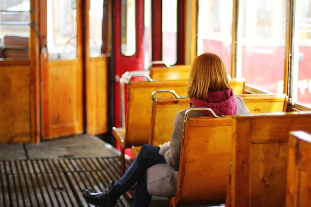 La ragazza viaggia su un trasporto pubblico elettrico terrestre. un mezzo di trasporto in una grande città. ragazza in trasporto