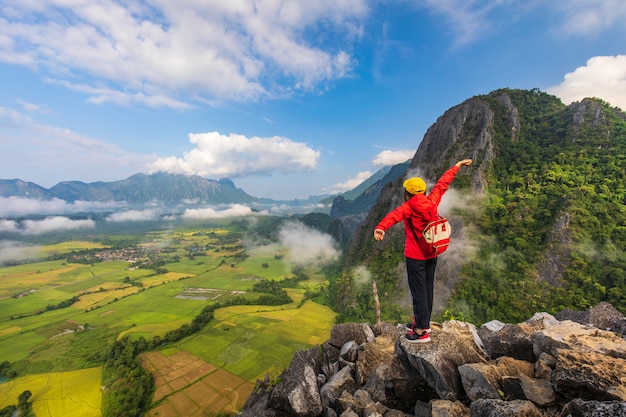 La ragazza viaggia sull'alta montagna in Vang-Vieng, Laos.