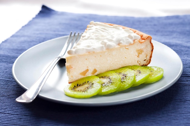 La ricotta e il semolino fatti in casa agglutinano con kiwi e crema su un piatto