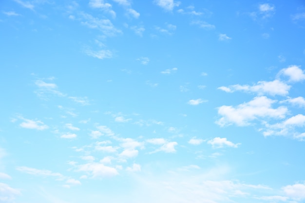 La ripresa grandangolare del cielo azzurro con nuvole può essere utilizzata come sfondo