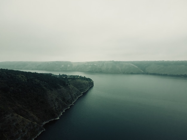 La riva dei fiumi Dniester vicino alle colline rocciose Bakotas