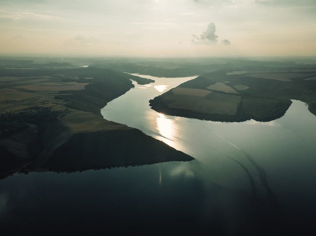 La riva dei fiumi Dniester vicino alle colline rocciose Bakotas