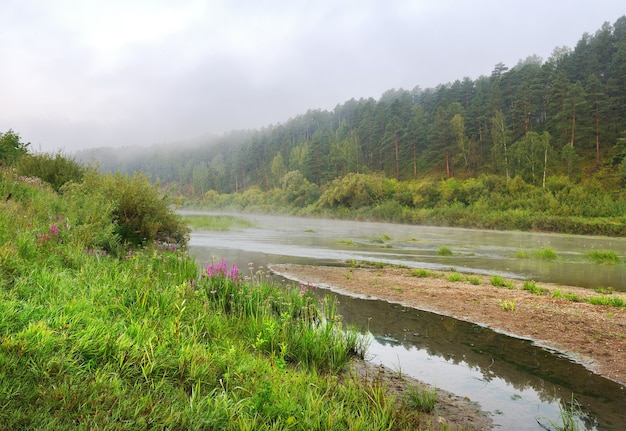 La riva del fiume Inya nella nebbia mattutina