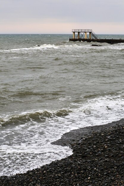 La riva del Mar Nero in una giornata uggiosa.