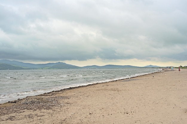 La riva del mare del Giappone in tempo nuvoloso.