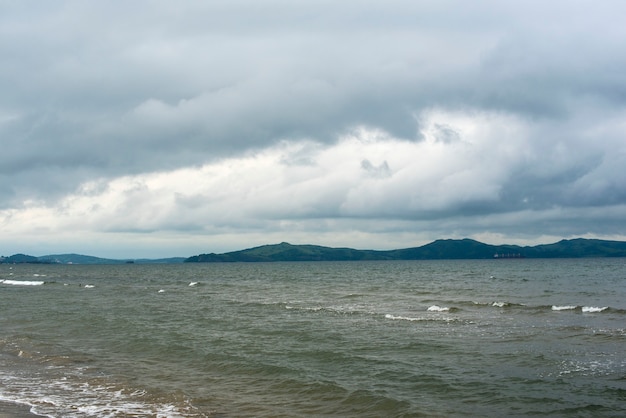 La riva del mare del Giappone in tempo nuvoloso.