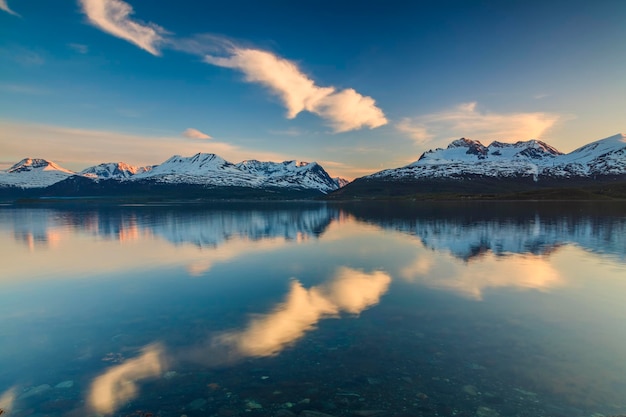 La riva di un lago di montagna al tramonto