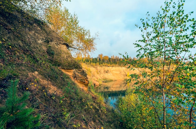 La riva sabbiosa di un lago di montagna in autunno .regione di Leningrado.