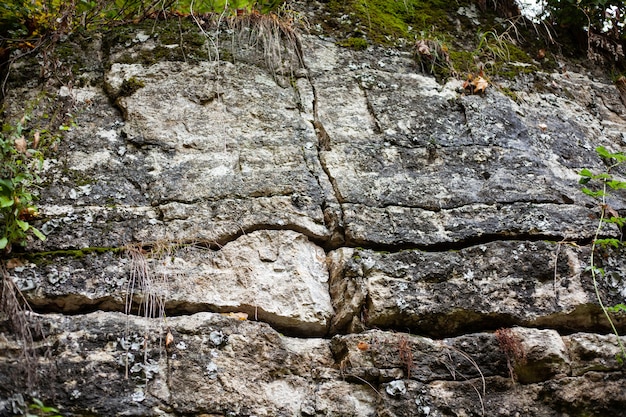 la roccia si è divisa in più strati