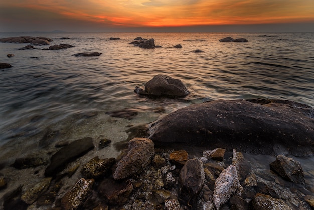 La roccia sul mare con il cielo al tramonto