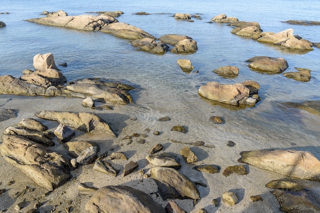 La roccia sulla spiaggia