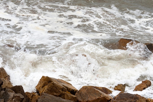 La rottura delle onde del mare sulle rocce