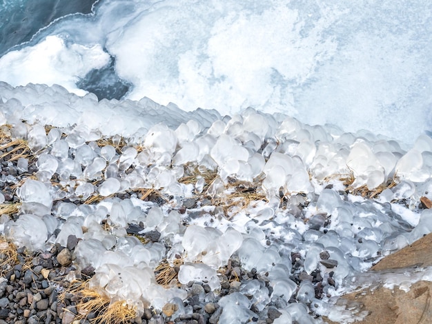 La rugiada sull'erba diventa ghiaccio cristallino e neve nella stagione invernale dell'Islanda per lo sfondo