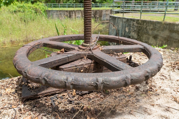 La ruota della valvola sulla vecchia diga in Khao Lak, Tailandia. Avvicinamento.