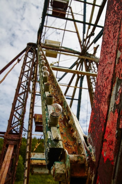 La ruota gigante rustica abbandonata, la vernice e la decomposizione, vista verso l'alto