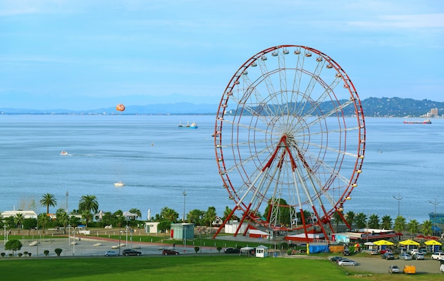 La ruota panoramica alta 80 metri sul Batumi Boulevard, la costa del Mar Nero della Georgia, Georgia