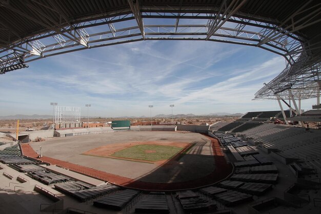 La ruota panoramica contro il cielo