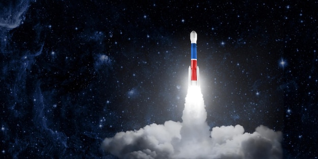 La Russia lancia un razzo in Ucraina sullo sfondo del cielo stellato