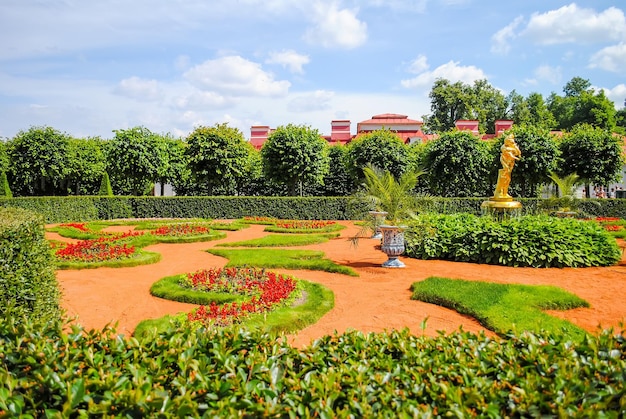 LA RUSSIA SAINTPETERBURG PETERHOF HA RICEVUTO VISITATORI DOPO IL RESTAURO DI MOLTE ESPOSIZIONI