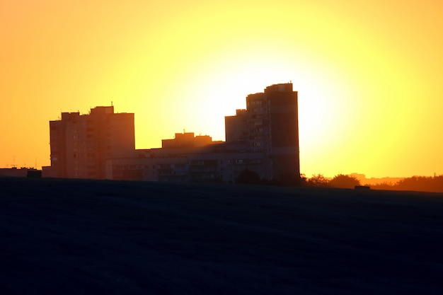 La sagoma della casa in campo al tramonto