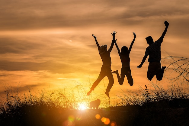 La sagoma di tre persone che salta