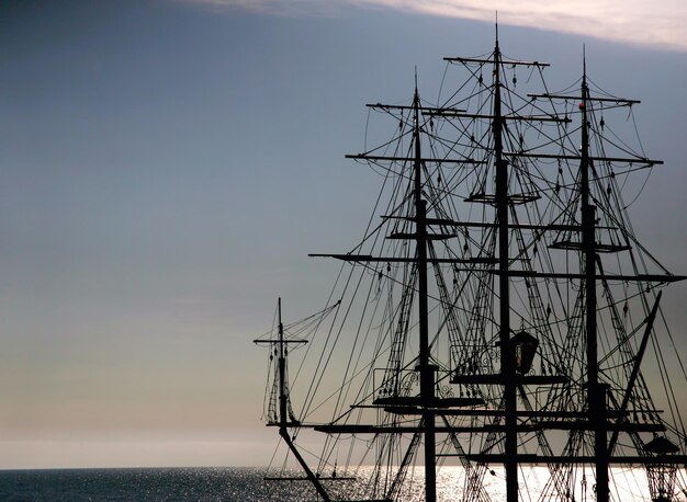 La sagoma di un veliero in mare