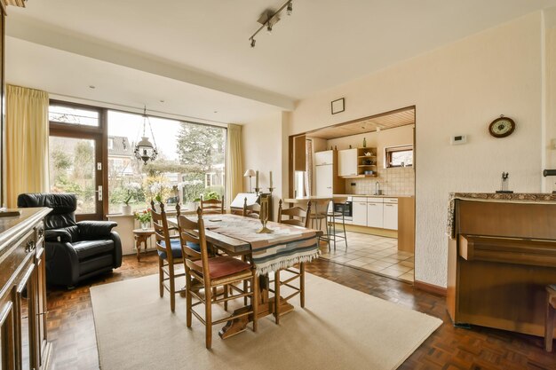 La sala da pranzo e il soggiorno di una casa con