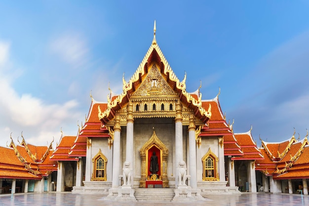 La Sala dell'ordinazione Ubosot di Wat Benchamabophit Dusitvanaram è un tempio buddista noto come il tempio di marmo e una delle principali attrazioni turistiche di Bangkok in Thailandia