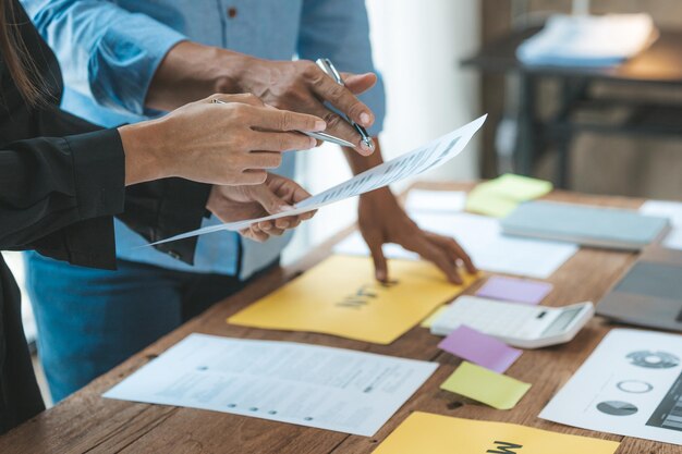 La sala riunioni per le startup l'ufficio marketing ha un incontro per pianificare il marketing e il riepilogo delle prestazioni del dipartimento un incontro per analizzare i clienti target dell'azienda