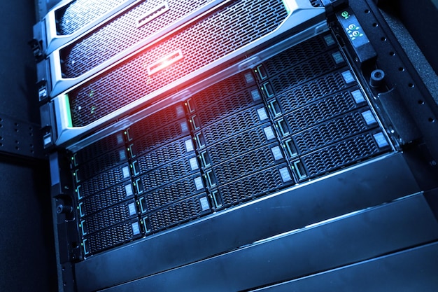 La sala server dice al server del computer che sta lavorando continuamente Trasmettere la potenza e il progresso