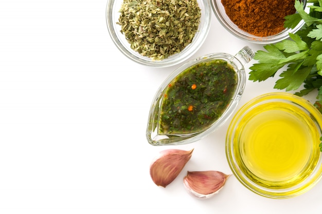 La salsa verde di Chimichurri e gli ingredienti hanno isolato lo spazio della copia di vista superiore