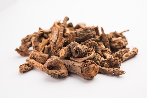 La salsapariglia ayurvedica indiana cruda essiccata viene utilizzata per il trattamento della psoriasi e delle malattie della pelle, dell'artrite reumatoide e delle malattie renali, messa a fuoco selettiva