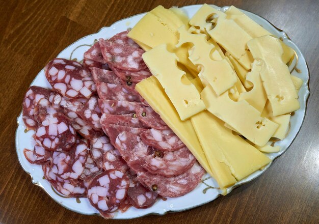 La salsiccia e il formaggio affettati sono sul piatto