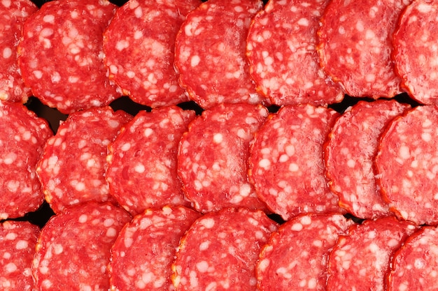 La salsiccia rossa viene tagliata in una superficie o in una consistenza