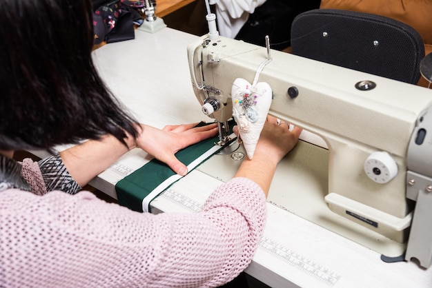 La sarta lavora nel laboratorio di sartoria