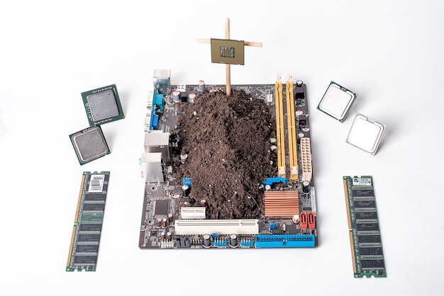 La scheda del computer è ricoperta di elettronica tombale funeraria concetto di carenza di chip pc terra