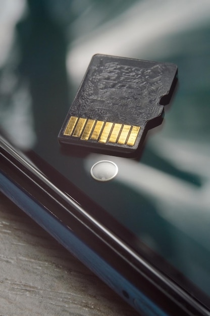 La scheda Micro SD si trova sul primo piano dello schermo dello smartphone