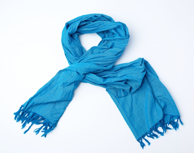 La sciarpa blu imita sulla superficie bianca